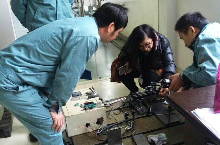 力特銷(xiāo)售人員到廠家指導(dǎo)用油